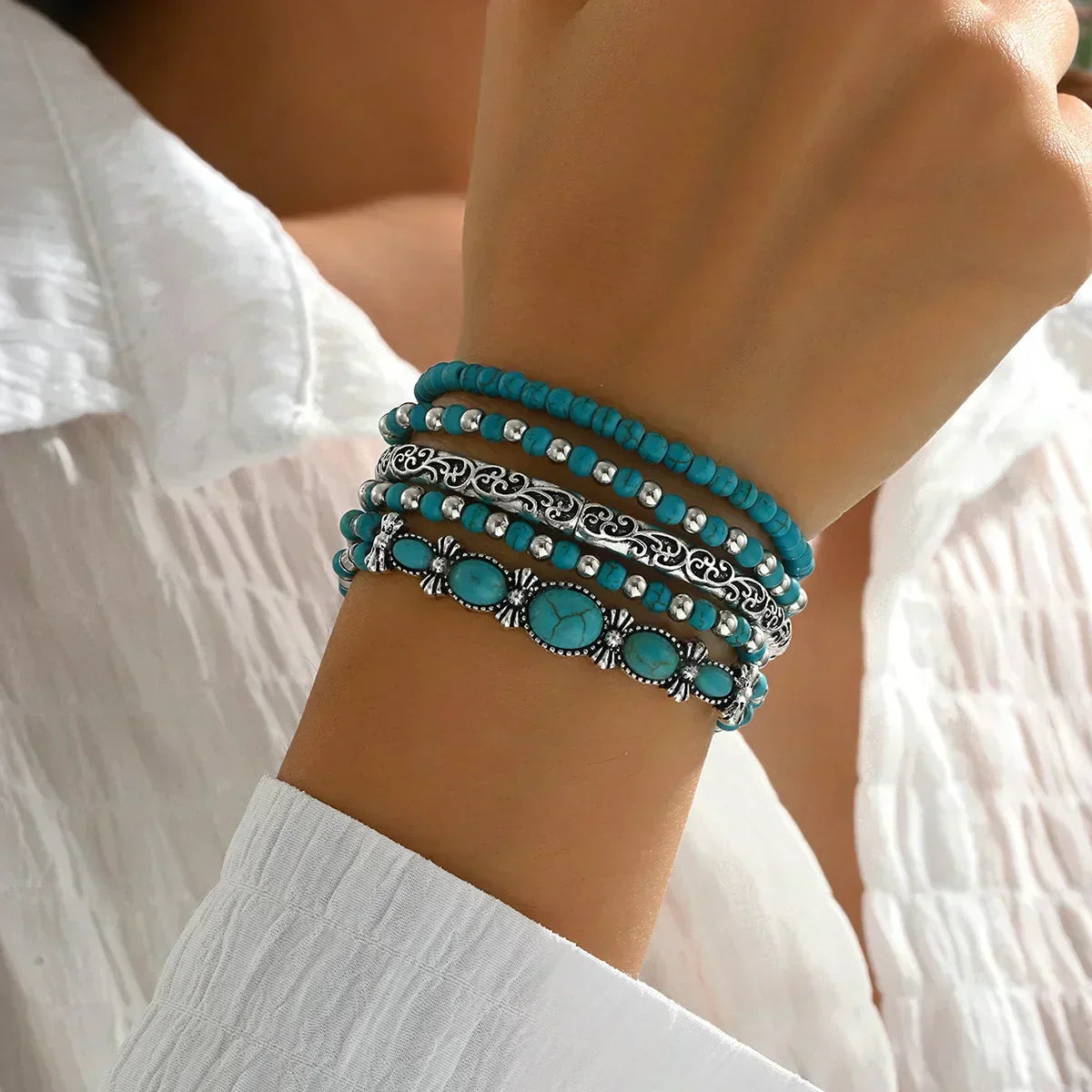 Set von Boho-Armbändern mit türkisen Perlen