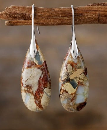 Schicke Ohrringe mit ovalem Stein